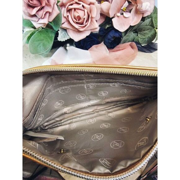 🔥$5/$25 Adrienne Vittadini Gold Metallic Clutch Wristlet With Logo Charm - Picture 6 of 9